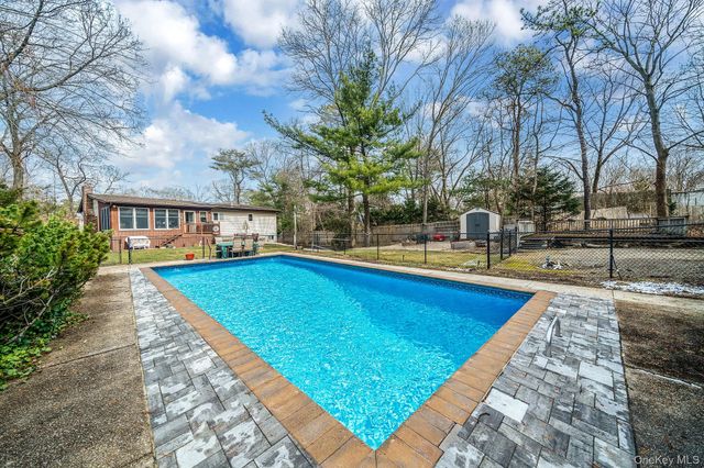 76 Hollywood Avenue, Selden, NY 11784