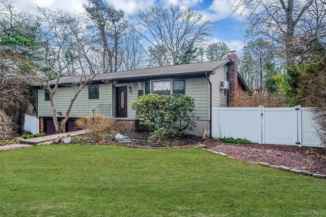 76 Hollywood Avenue, Selden, NY 11784