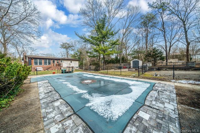 76 Hollywood Avenue, Selden, NY 11784