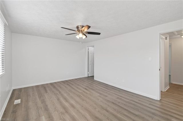 8 Lucinda CT, Hampton, VA 23666