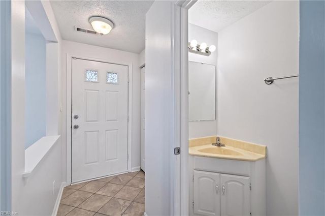 8 Lucinda CT, Hampton, VA 23666