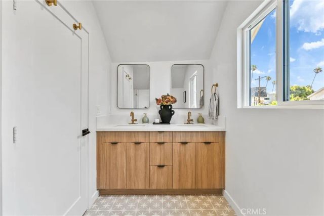 1606 N Kingsley, Los Angeles, CA 90027