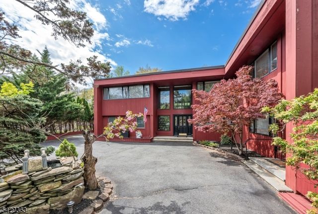 84 Bogerts Mill Rd, Harrington Park Boro, NJ 07640