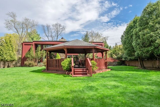 84 Bogerts Mill Rd, Harrington Park Boro, NJ 07640