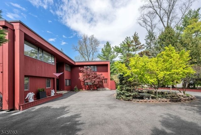 84 Bogerts Mill Rd, Harrington Park Boro, NJ 07640