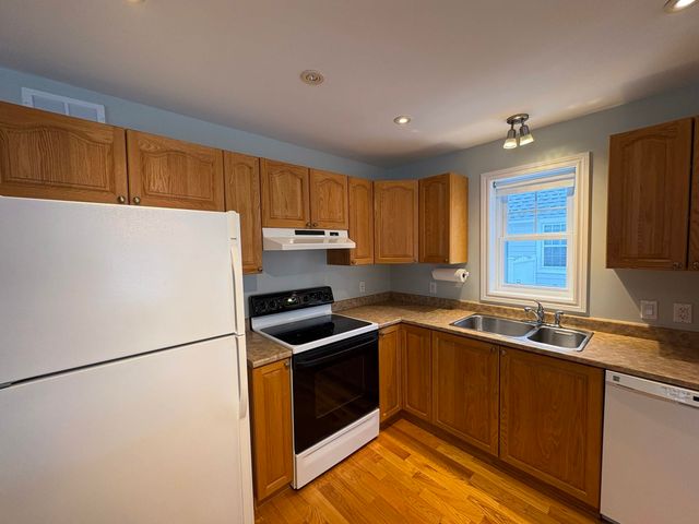 78 PEMBROKE Street, Seabrook, NH 03874