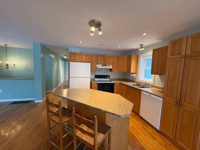 78 PEMBROKE Street, Seabrook, NH 03874