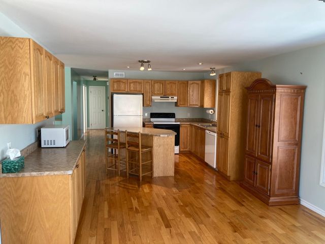 78 PEMBROKE Street, Seabrook, NH 03874