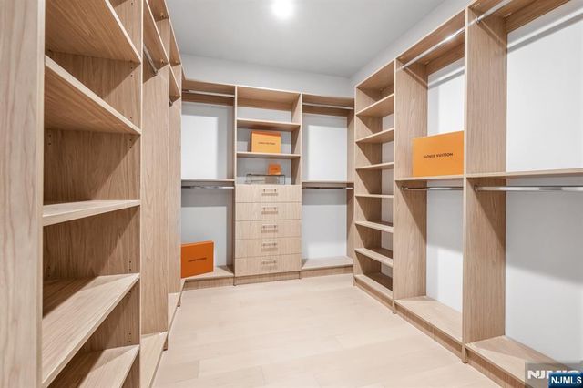 21 Fey Place, Oradell, NJ 07649