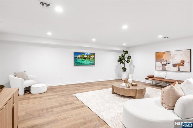 21 Fey Place, Oradell, NJ 07649