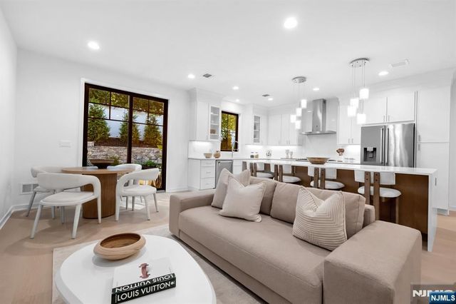 21 Fey Place, Oradell, NJ 07649