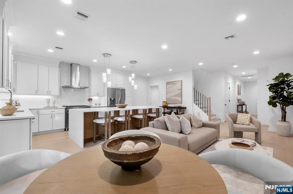 21 Fey Place, Oradell, NJ 07649