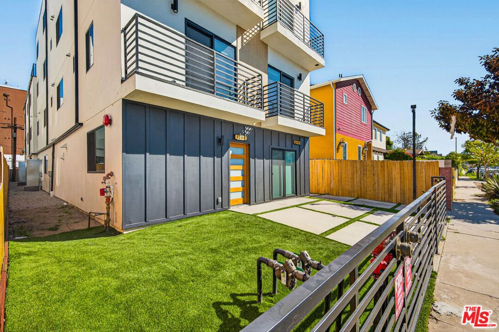 1359 W 35th Place, Los Angeles, CA 90007 — photo 2
