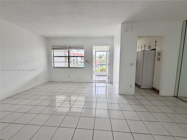 580 Egret Dr 212, Hallandale Beach, FL 33009