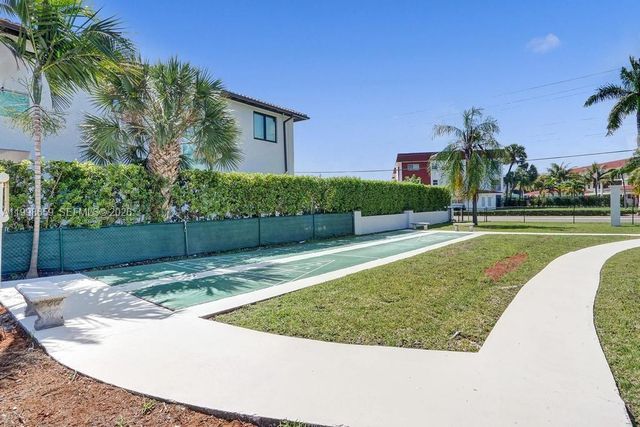 580 Egret Dr 212, Hallandale Beach, FL 33009