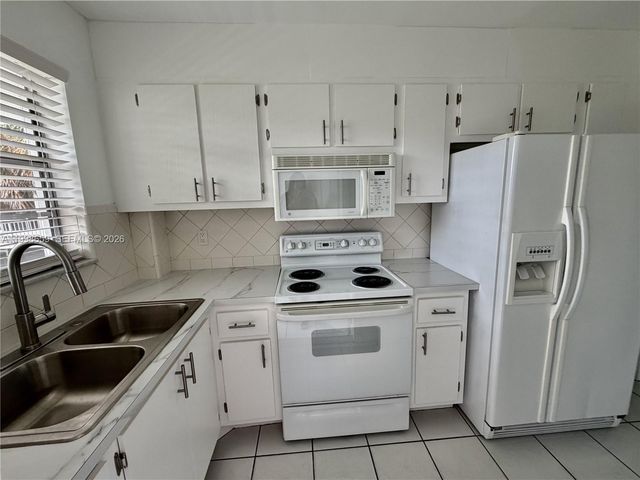 580 Egret Dr 212, Hallandale Beach, FL 33009