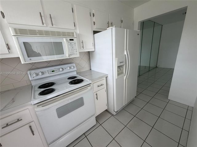 580 Egret Dr 212, Hallandale Beach, FL 33009