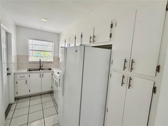 580 Egret Dr 212, Hallandale Beach, FL 33009