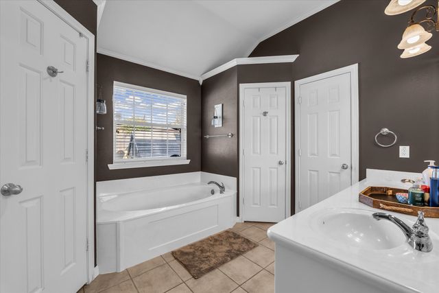 827 Cheyenne Trail, Hewitt, TX 76643