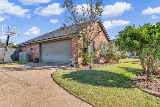 827 Cheyenne Trail, Hewitt, TX 76643
