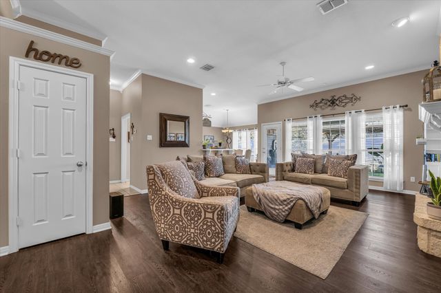 827 Cheyenne Trail, Hewitt, TX 76643