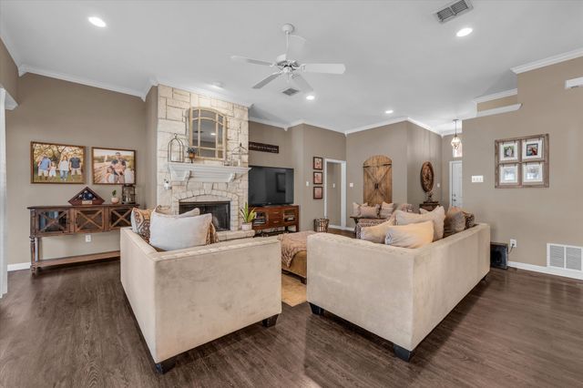 827 Cheyenne Trail, Hewitt, TX 76643