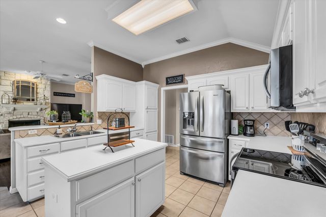 827 Cheyenne Trail, Hewitt, TX 76643