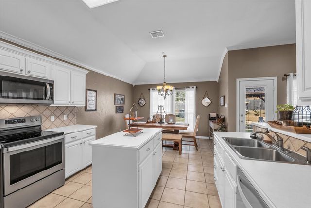 827 Cheyenne Trail, Hewitt, TX 76643