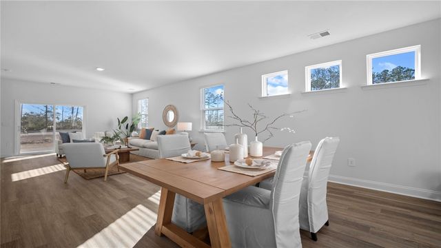 1044 Lakes Blvd, Brunswick, GA 31525