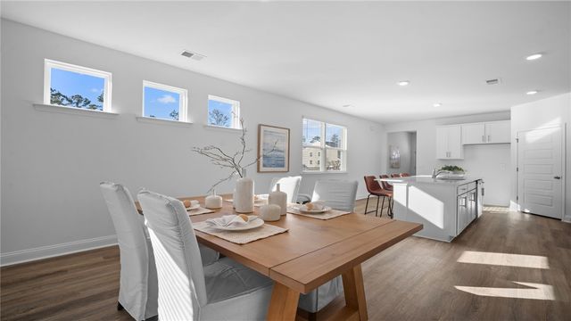 1044 Lakes Blvd, Brunswick, GA 31525