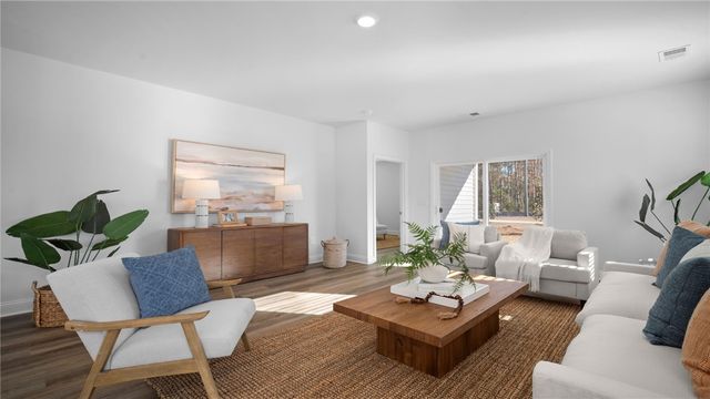 1044 Lakes Blvd, Brunswick, GA 31525