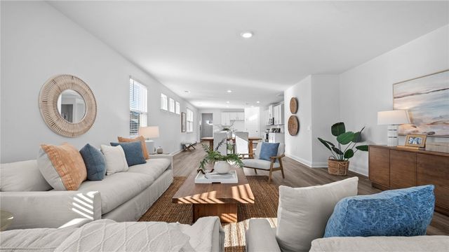 1044 Lakes Blvd, Brunswick, GA 31525