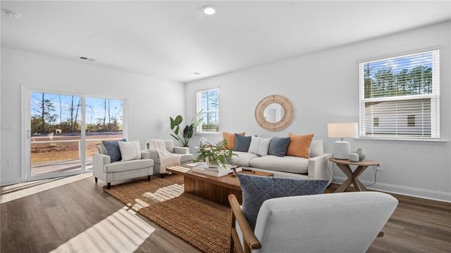 1044 Lakes Blvd, Brunswick, GA 31525