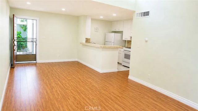 18645 Hatteras Street 206, Tarzana, CA 91356