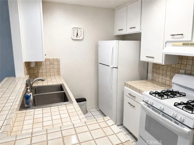 18645 Hatteras Street 206, Tarzana, CA 91356