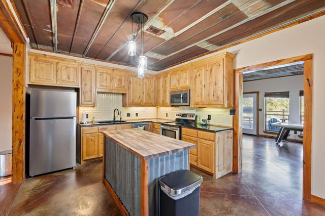 1012 Lawman Court, Cresson, TX 76035