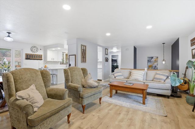 6110 N Cambridge Dr, Spokane, WA 99037