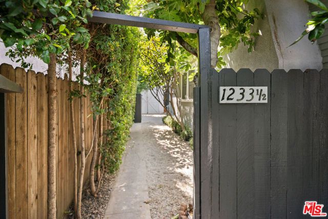 1233 N Genesee Avenue, West Hollywood, CA 90046