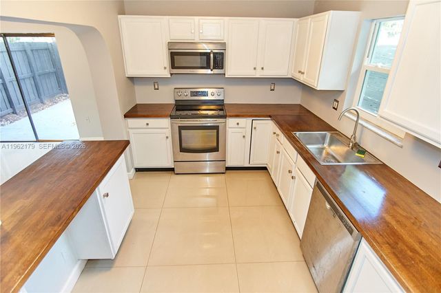 25 NE 12th St, Fort Lauderdale, FL 33304