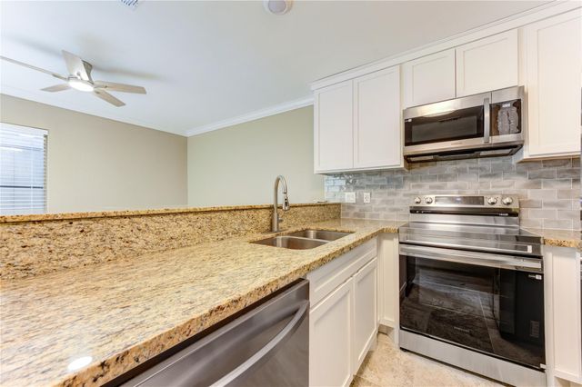 6102 W Airport Boulevard 18, Houston, TX 77035