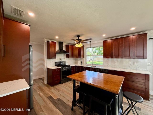 2 FAIRWAY Road, Jacksonville Beach, FL 32250