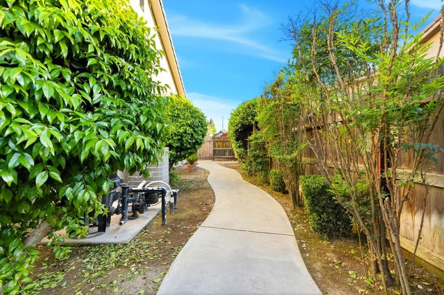 1631 Kamm Avenue, Kingsburg, CA 93631