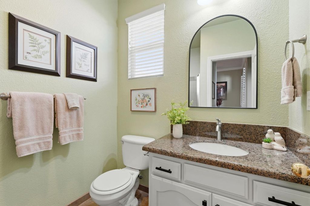 Image 10 of property listing at 1631 Kamm Avenue, Kingsburg, CA 93631