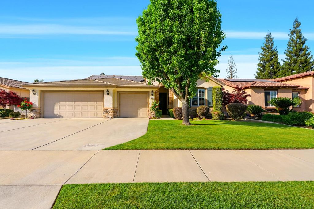 Image 2 of property listing at 1631 Kamm Avenue, Kingsburg, CA 93631