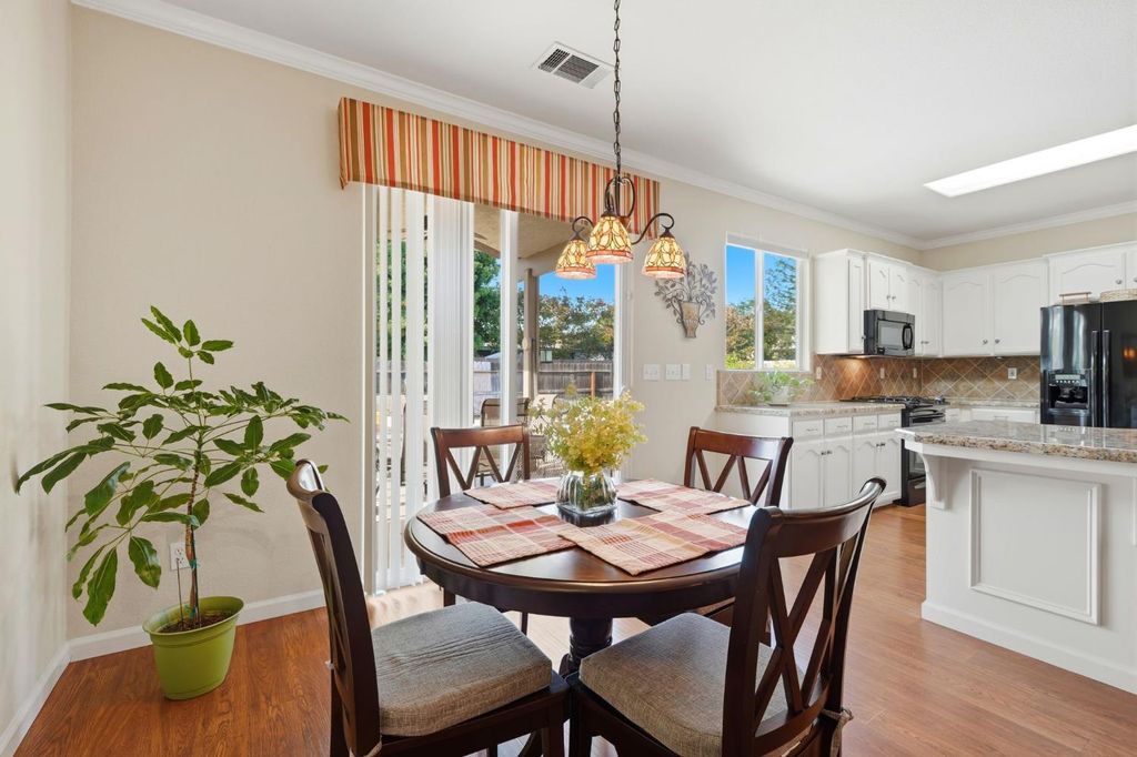 Image 32 of property listing at 1631 Kamm Avenue, Kingsburg, CA 93631