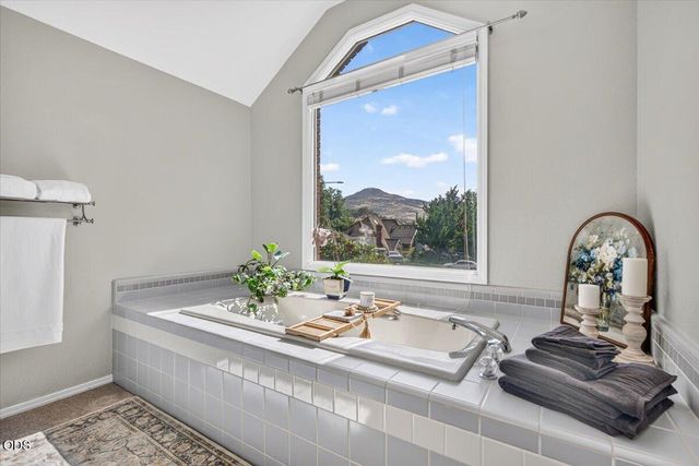 2430 Quail Run Drive, Medford, OR 97504