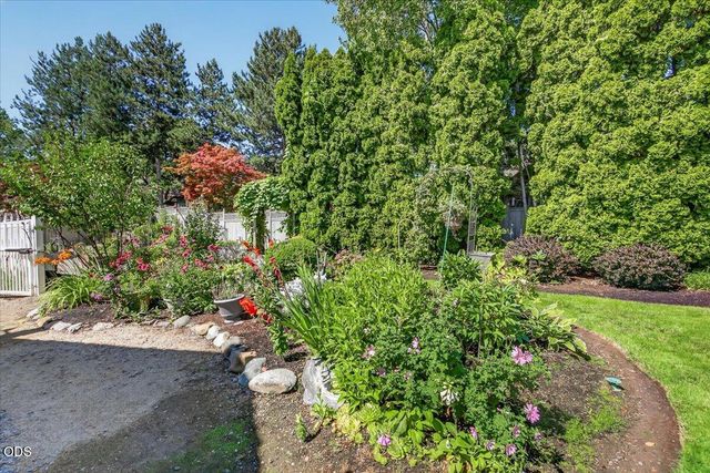 2430 Quail Run Drive, Medford, OR 97504
