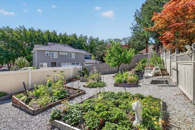 2430 Quail Run Drive, Medford, OR 97504