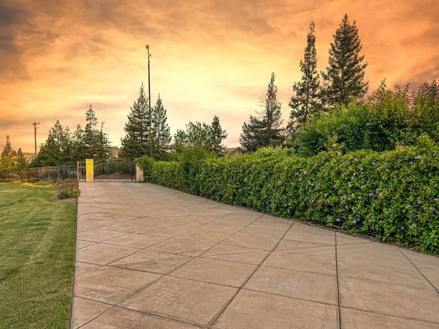 12622 Valley Vista Lane, Fresno, CA 93730
