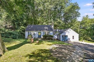 2 Nydam Lane, Franklin Lakes, NJ 07417